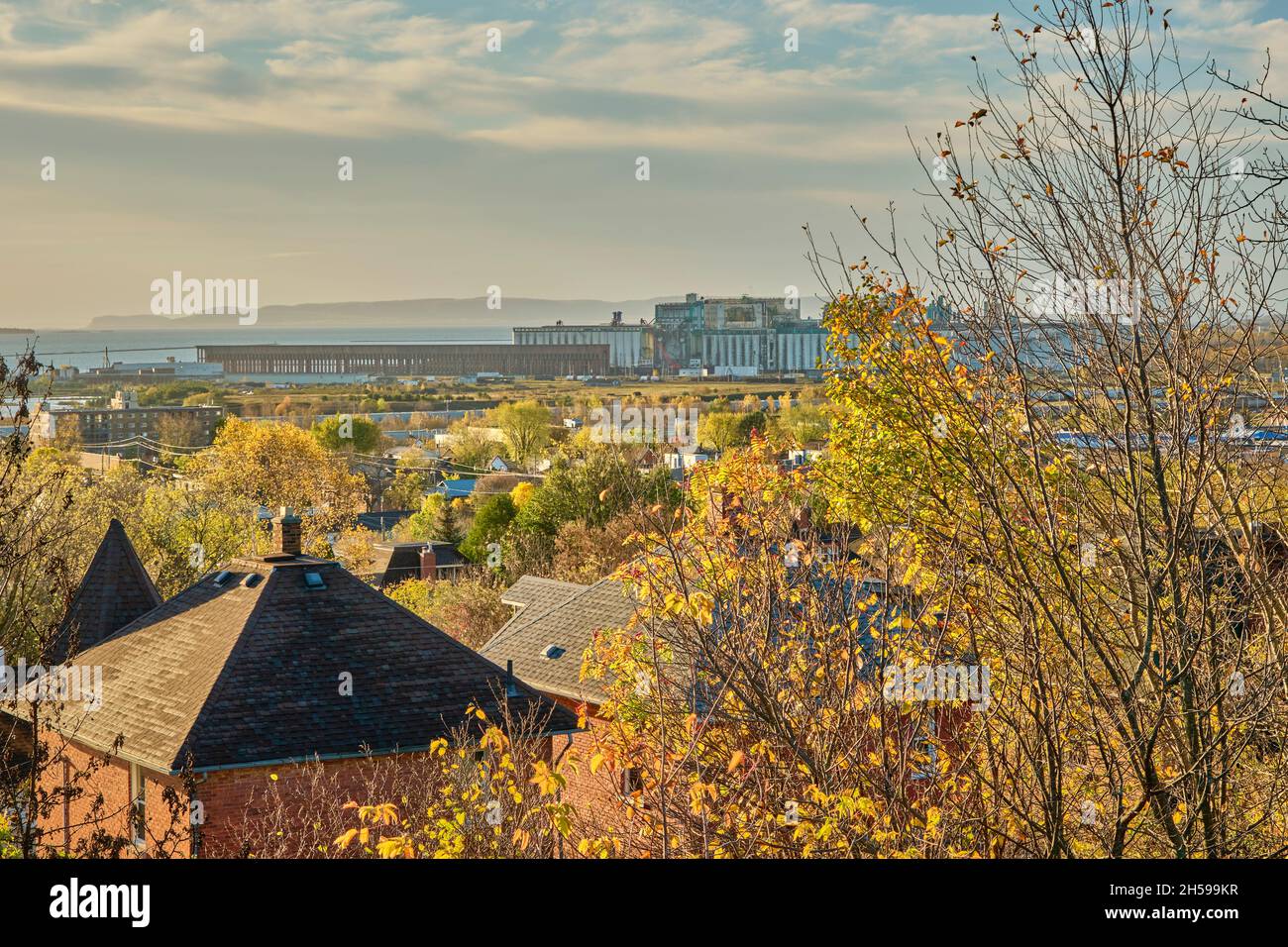 Blick auf die Stadt Thunder Bay Ontario vom Hillcrest Park mit Getreideanschlüssen und dem schlafenden Riesen im Hintergrund. Stockfoto
