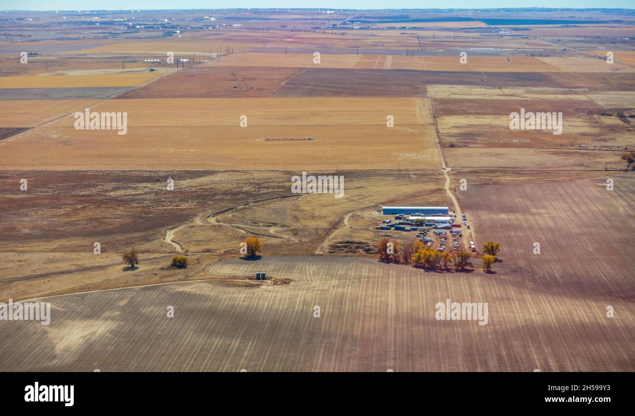 Luftaufnahme topographischer Landschaften auf dem Flug über den Osten Colorados Stockfoto