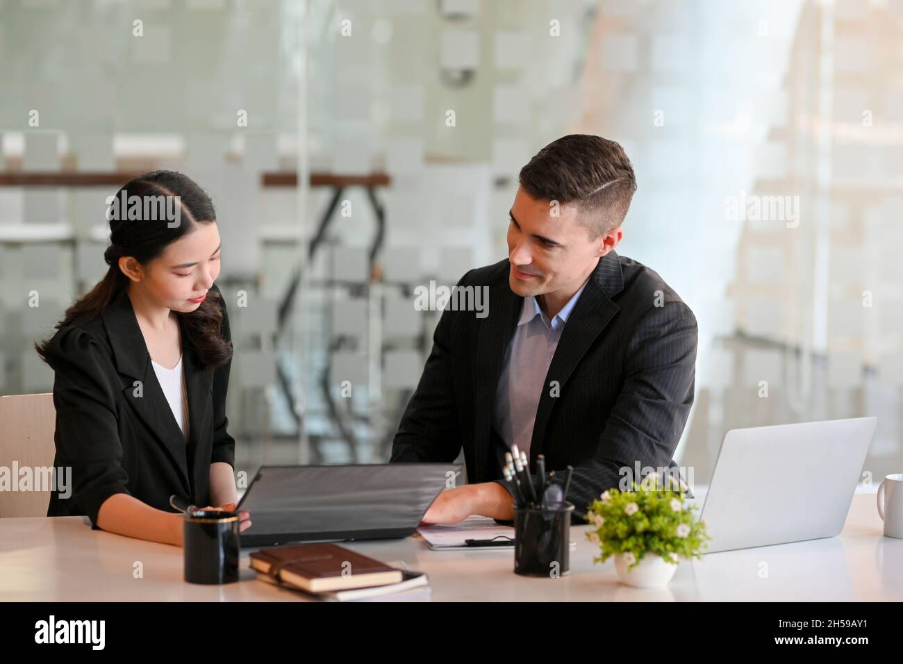 Businessman berät und plant die Meeting-Themen für die Business Boards Konferenz mit seinem Assistenten. Stockfoto