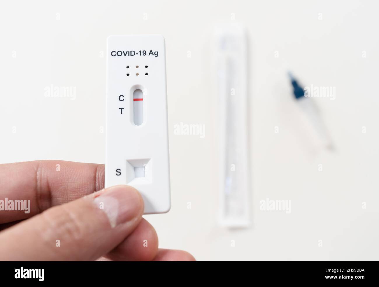 Hand mit Coronavirus(Covid-19) negativem Testergebnis mit SARS-CoV-2 Antigen Rapid Test Kits für Selbsttests zu Hause Stockfoto