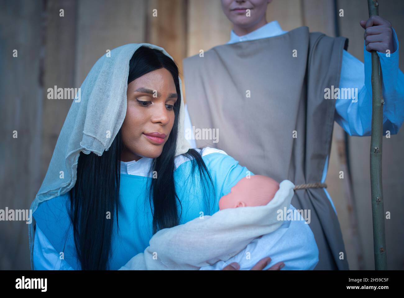 Transgender Frau, die Jungfrau Maria umarmt Jesus Baby Stockfoto