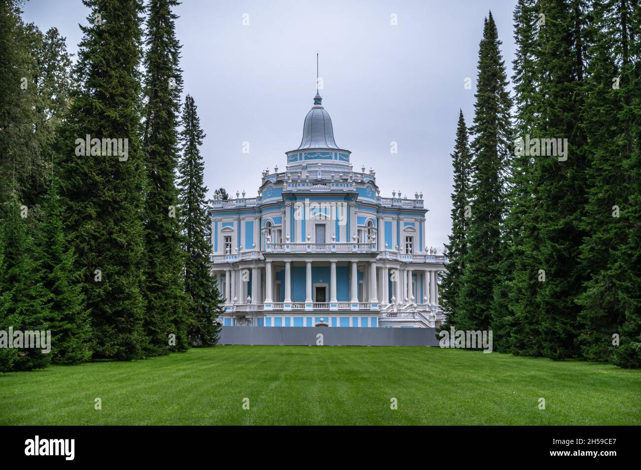 Rodel-Rutschbahn-Pavillon in der königlichen Residenz Oranienbaum. Lomonossow, Russland. Nahaufnahme viev. Stockfoto