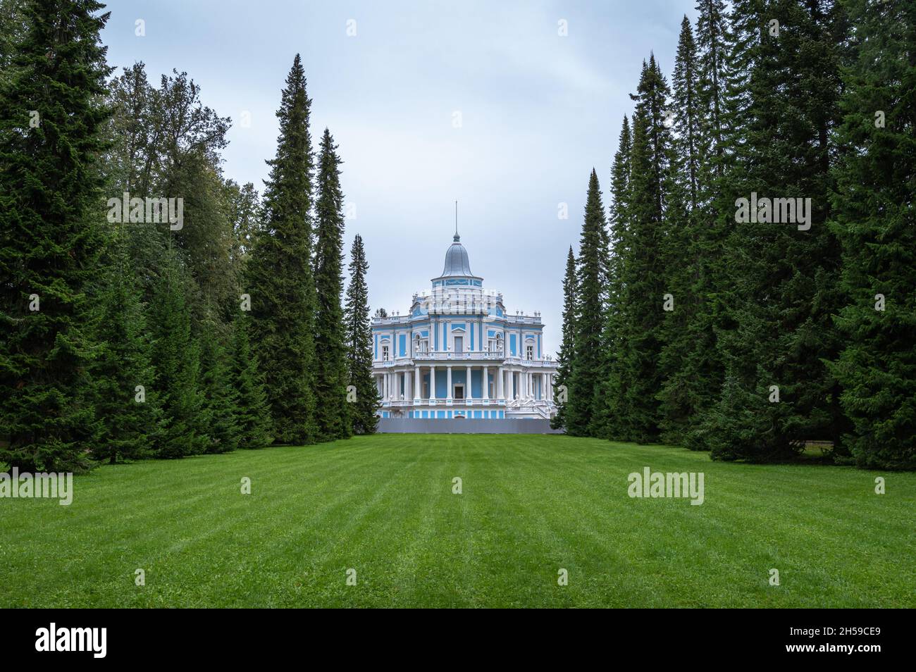 Rodel-Rutschbahn-Pavillon in der königlichen Residenz Oranienbaum. Lomonossow, Russland. Stockfoto