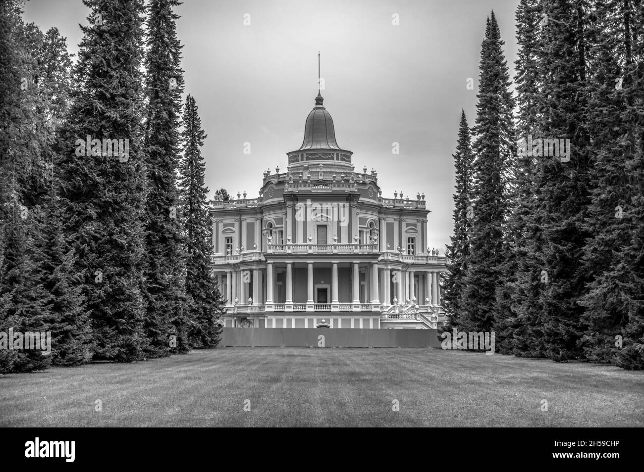 Rodel-Rutschbahn-Pavillon in der königlichen Residenz Oranienbaum. Lomonossow, Russland. Nahaufnahme viev. Schwarz und Weiß. Stockfoto