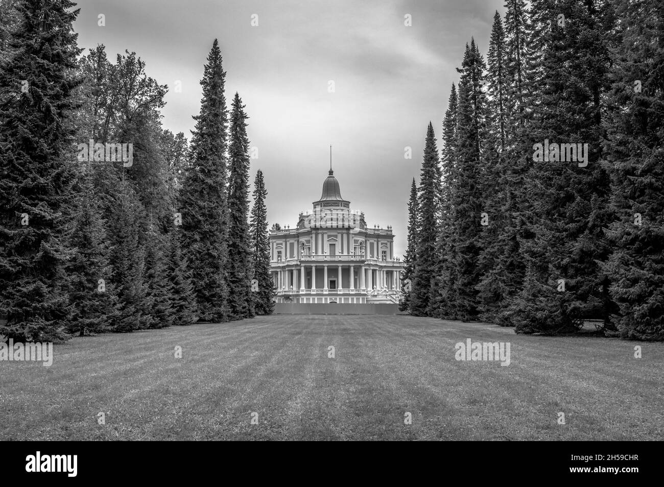 Rodel-Rutschbahn-Pavillon in der königlichen Residenz Oranienbaum. Lomonossow, Russland. Schwarz und Weiß. Stockfoto