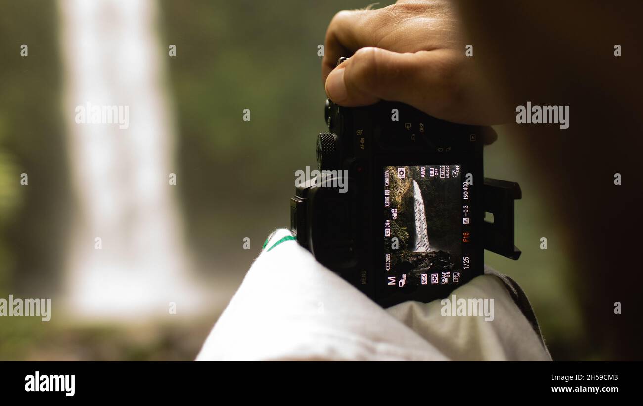 Video-Operator Filmen einen Wasserfall. Hochwertige Foto Stockfoto
