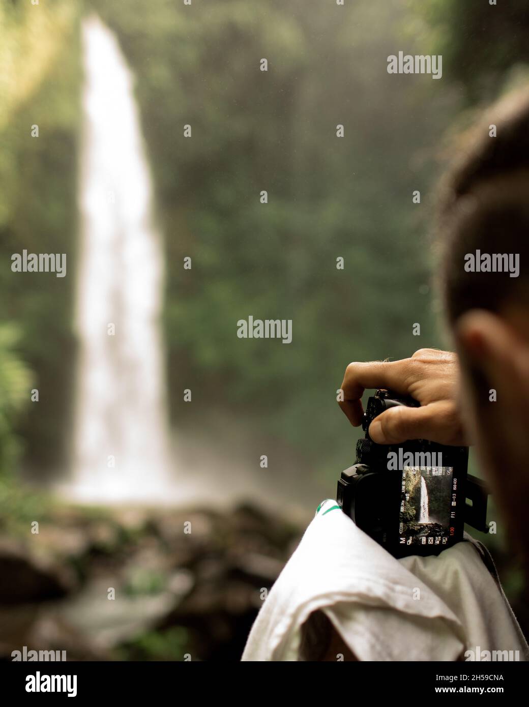 Video-Operator Filmen einen Wasserfall. Hochwertige Foto Stockfoto