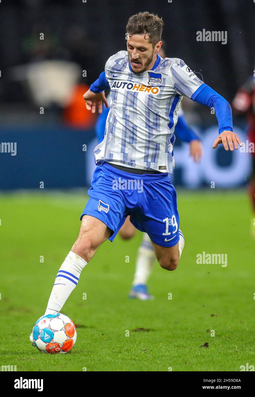 Berlin, Deutschland. November 2021. Fußball: Bundesliga, Hertha BSC - Bayer Leverkusen, Matchday 11, Olympiastadion. Stefan Jovetic von Hertha BSC ist auf dem Zielpunkt, aber erfolglos. Quelle: Andreas Gora/dpa - WICHTIGER HINWEIS: Gemäß den Bestimmungen der DFL Deutsche Fußball Liga und/oder des DFB Deutscher Fußball-Bund ist es untersagt, im Stadion und/oder vom Spiel aufgenommene Fotos in Form von Sequenzbildern und/oder videoähnlichen Fotoserien zu verwenden oder zu verwenden./dpa/Alamy Live News Stockfoto