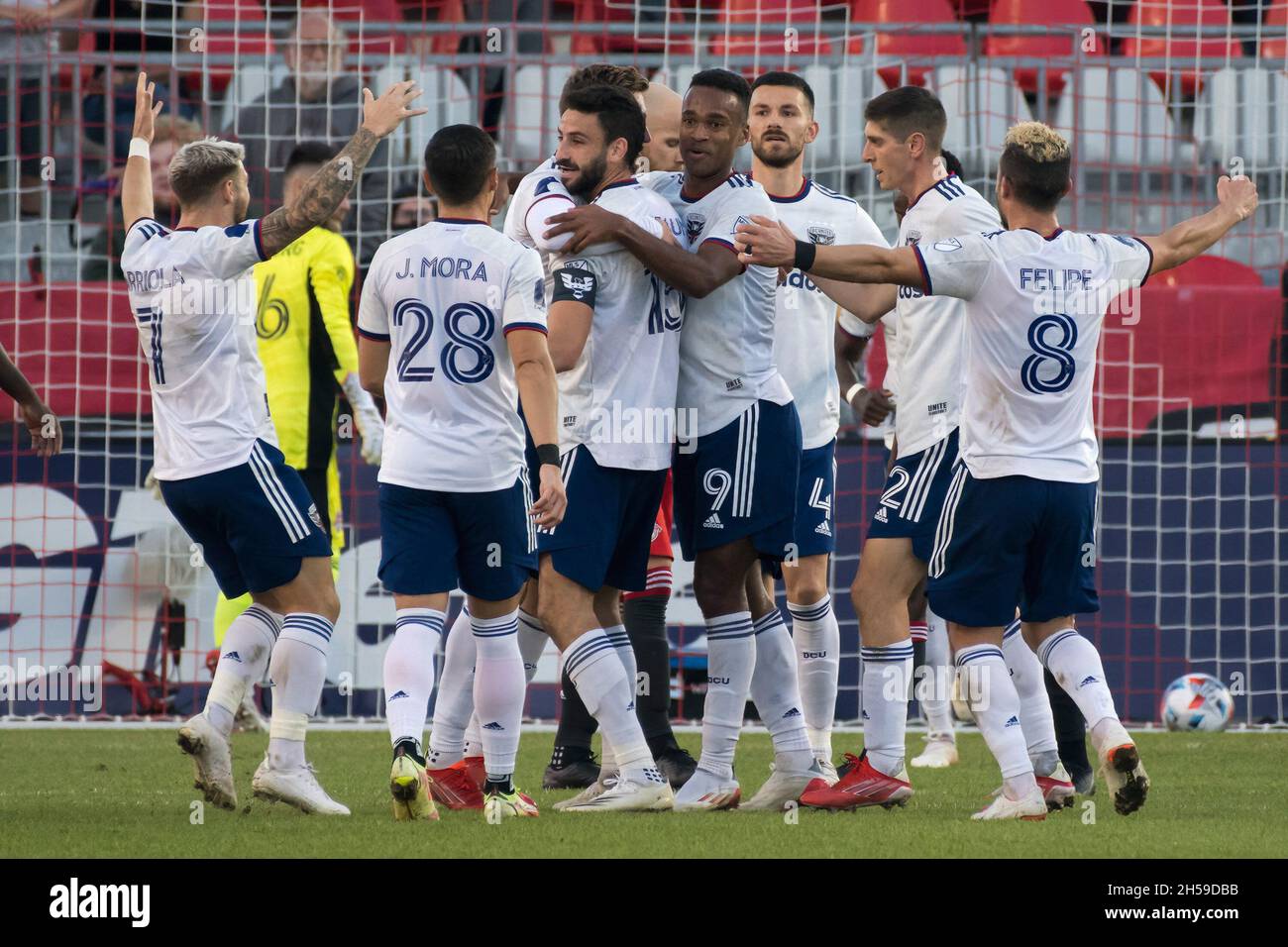 Toronto, Kanada. November 2021. DC United Spieler feiern ein Tor während des MLS-Spiels zwischen dem FC Toronto und DC United im BMO Field (Endstand; Toronto FC 1-3 DC United) Credit: SOPA Images Limited/Alamy Live News Stockfoto