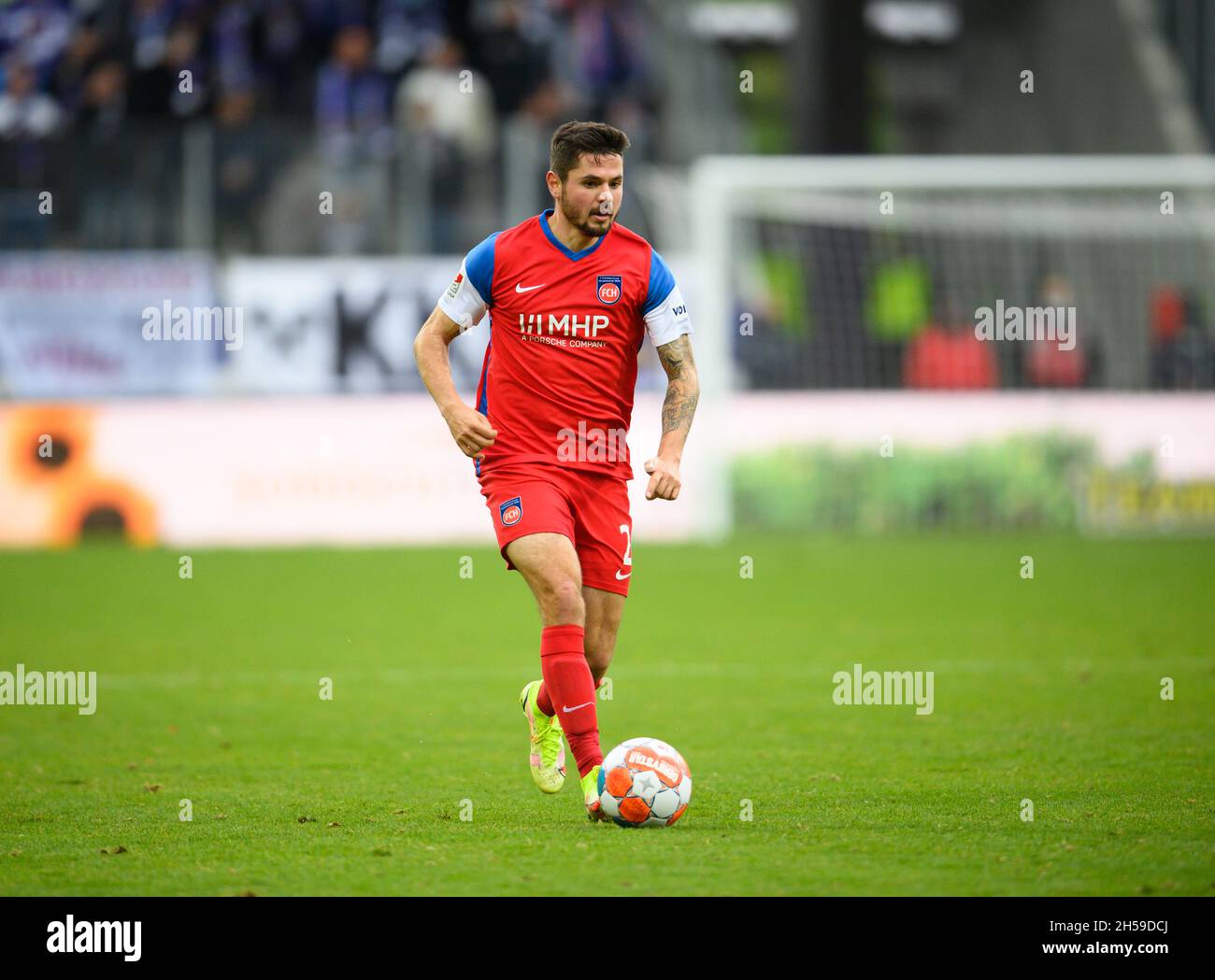 Aue, Deutschland. November 2021. Fußball: 2. Bundesliga, Erzgebirge Aue - 1. FC Heidenheim, Matchday 13, Erzgebirgsstadion. Heidenheims Marnon Busch spielt den Ball. Kredit: Robert Michael/dpa-Zentralbild/dpa - WICHTIGER HINWEIS: Gemäß den Bestimmungen der DFL Deutsche Fußball Liga und/oder des DFB Deutscher Fußball-Bund ist es untersagt, im Stadion und/oder vom Spiel aufgenommene Fotos in Form von Sequenzbildern und/oder videoähnlichen Fotoserien zu verwenden oder zu verwenden./dpa/Alamy Live News Stockfoto