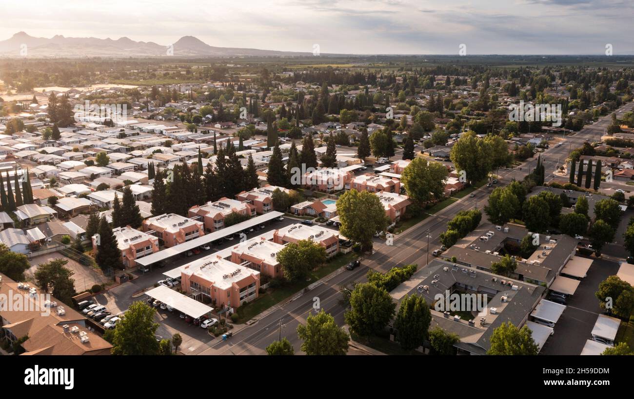 Nachmittags Luftaufnahme des Stadtkerns der Innenstadt von Yuba City, Kalifornien, USA. Stockfoto