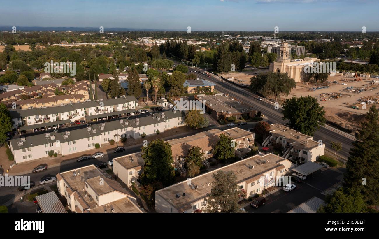 Nachmittags Luftaufnahme des Stadtkerns der Innenstadt von Yuba City, Kalifornien, USA. Stockfoto