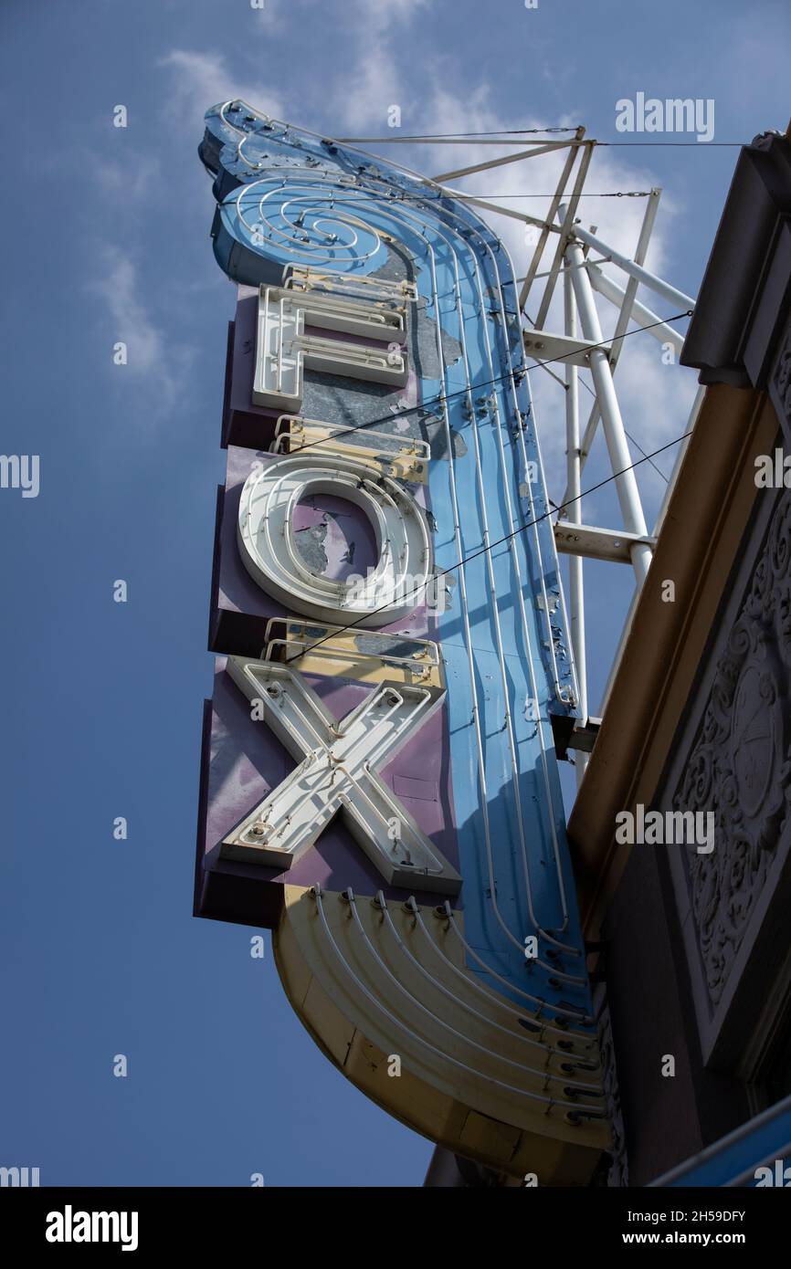 Banning, California, USA - 11. Oktober 2021: Die Nachmittagssonne scheint auf einem historischen Schild des Fox Theatre. Stockfoto