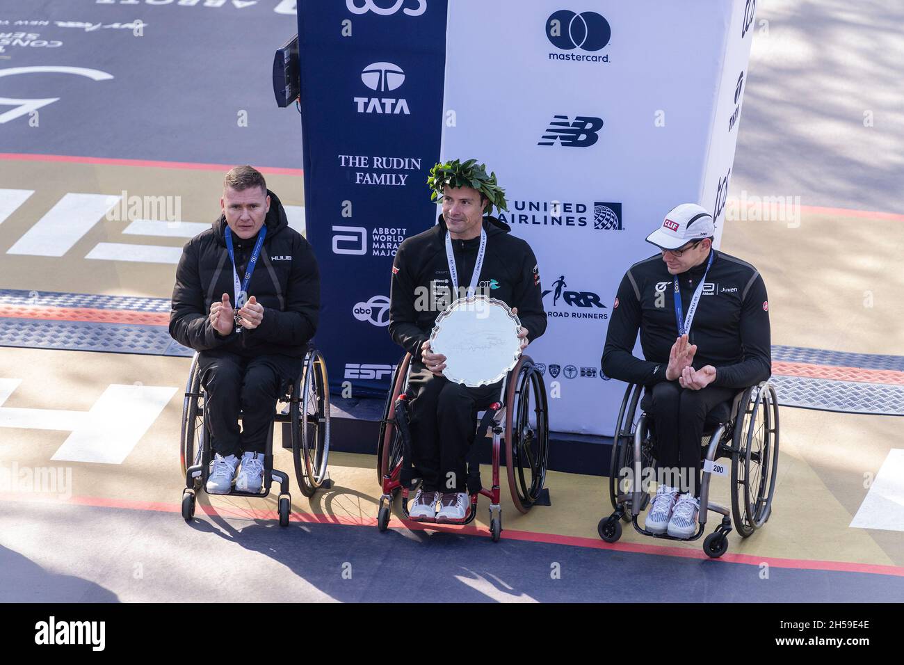 Die Gewinner der Männer-Profi-Rollstuhlfahrer des 50. TCS NYC-Marathons stehen im Central Park an der Ziellinie. David Weir aus Großbritannien gewann den 2. Platz, Marcel Hug aus der Schweiz den 1. Platz und Daniel Romantschuk aus den USA den 3. Platz. Marcel Hug lief 1:31:24 für den Marathon. Der NYC-Marathon wurde 2020 wegen der COVID-19-Pandemie abgesagt und kehrte 2021 zurück. Es zog die meisten Spitzenläufer der Welt sowie Tausende weitere Läufer und Zuschauer an. (Foto von Lev Radin/Pacific Press) Stockfoto