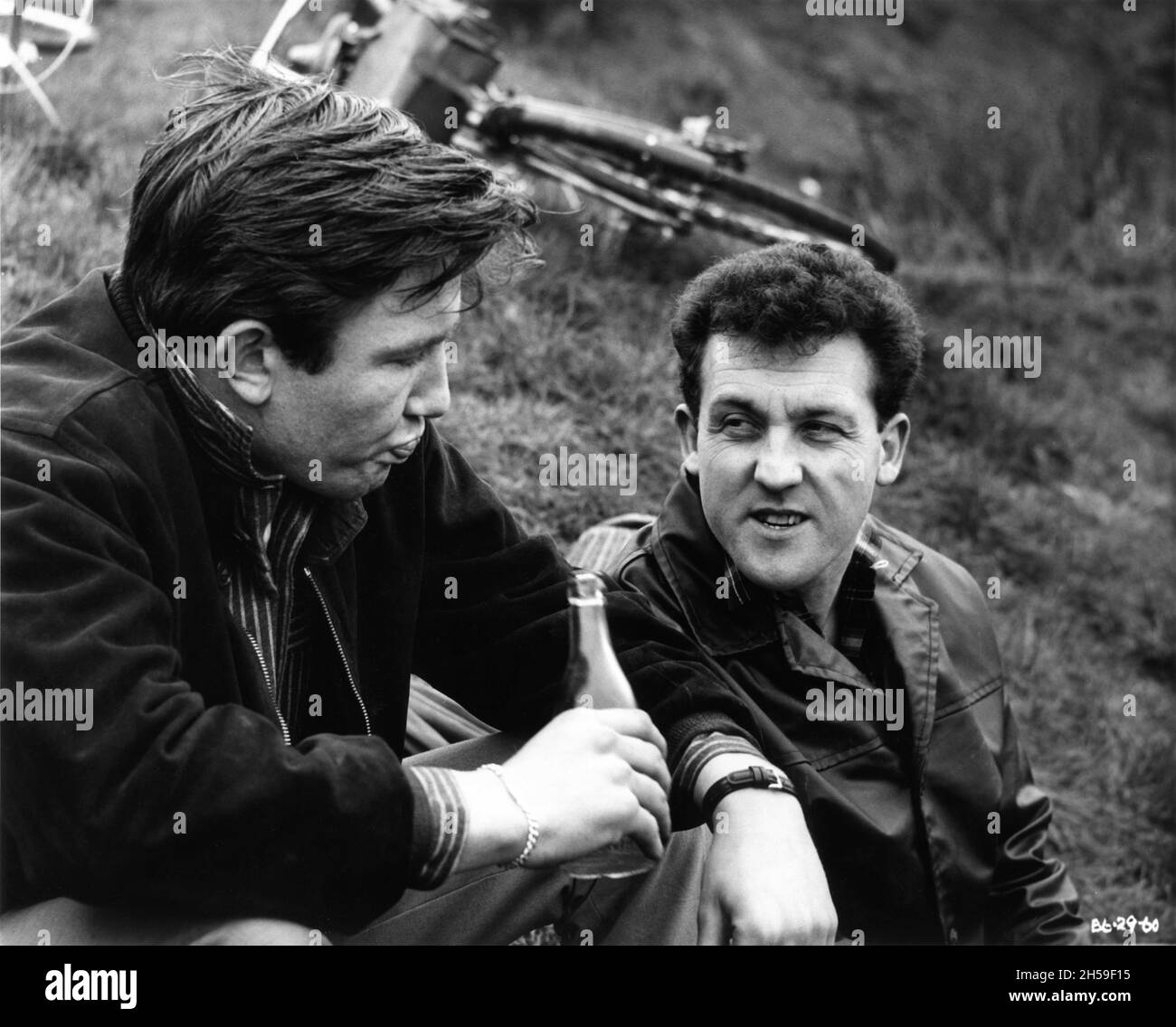 ALBERT FINNEY als Arthur Seaton und NORMAN ROSSINGTON als Bert am SAMSTAGABEND UND SONNTAGMORGEN 1960 Regisseur KAREL REISZ Roman / Drehbuch Alan Sillitoe Produzent Tony Richardson Executive producer Harry Saltzman Woodfall Film Productions / British Lion Films in Zusammenarbeit mit Bryanston Films Stockfoto