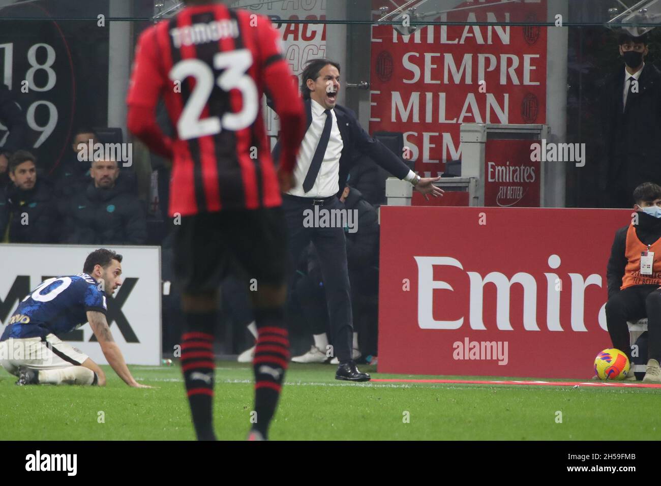 Mailand, Italien. November 2021. Simone Inzaghi vom FC Internazionale in Aktion während des Fußballspiels der Serie A zwischen AC Mailand und dem FC Internazionale im Giuseppe-Meazza-Stadion, am 07. November 2021 in Mailand, Italien (Foto: Mairo Cinquetti/Pacific Press) Quelle: Pacific Press Media Production Corp./Alamy Live News Stockfoto