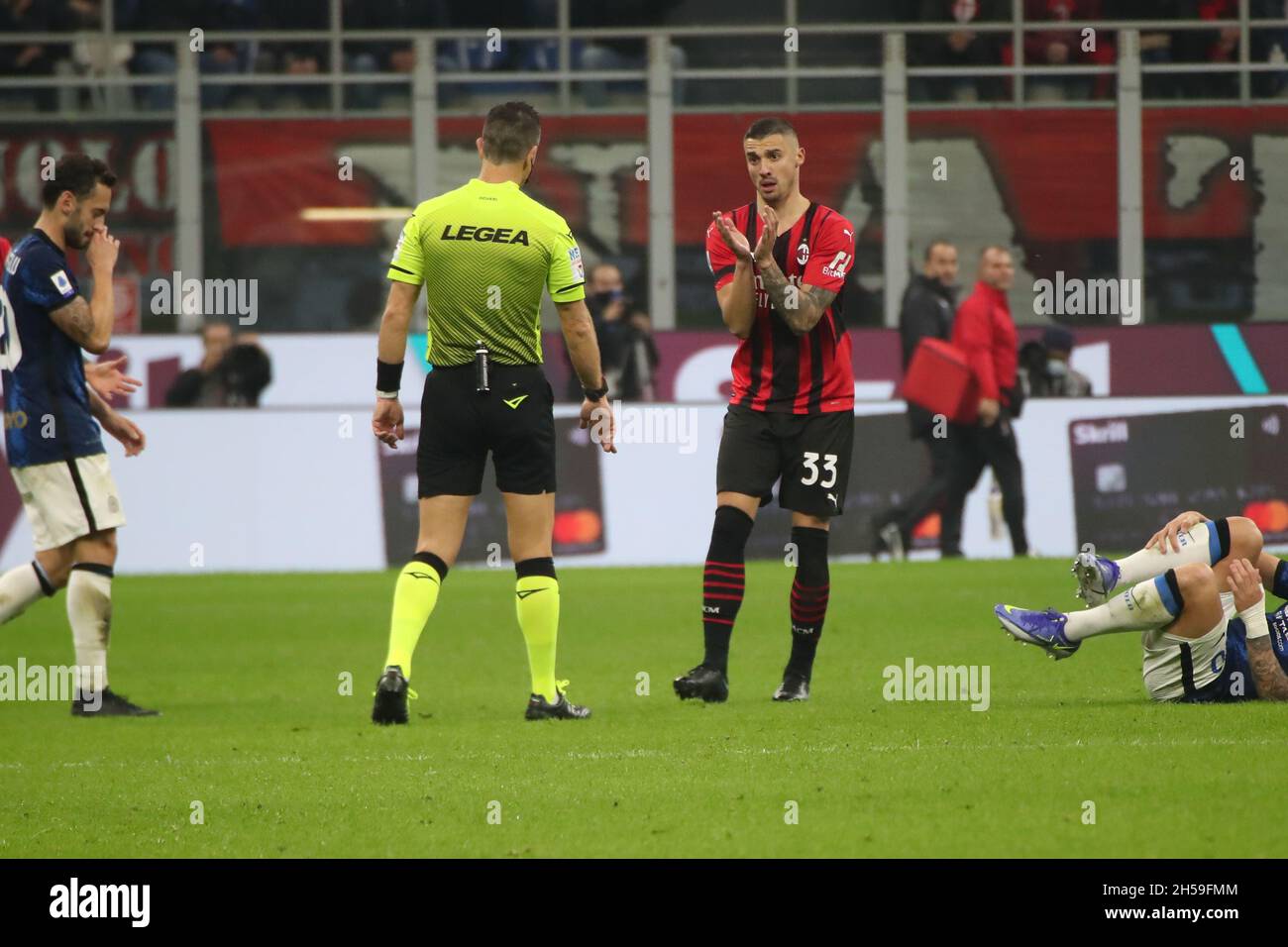 Mailand, Italien. November 2021. Rade Krunic vom AC Mailand in Aktion während des Fußballspiels der Serie A zwischen dem AC Mailand und dem FC Internazionale im Giuseppe-Meazza-Stadion am 07. November 2021 in Mailand, Italien (Foto: Mairo Cinquetti/Pacific Press) Credit: Pacific Press Media Production Corp./Alamy Live News Stockfoto