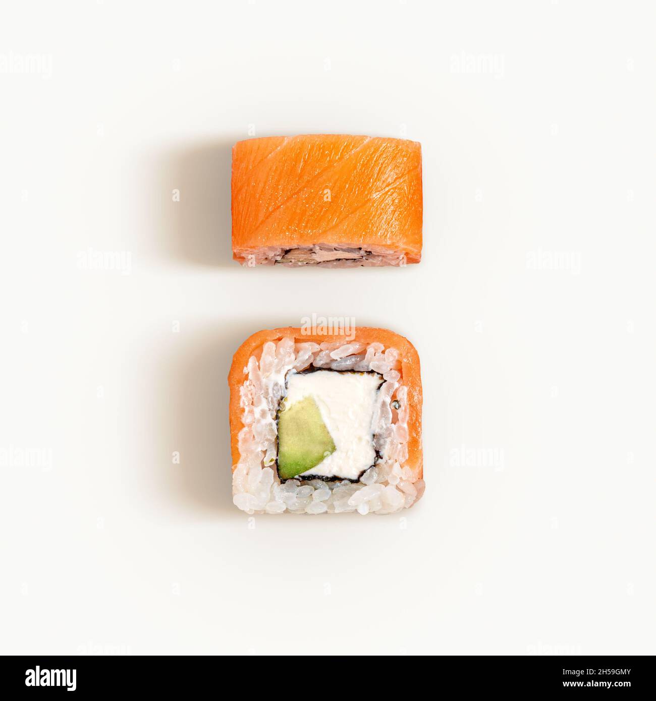 Flache Lage von zwei Philadelphia Rollen isoliert auf weiß. Blick von oben auf Sushi mit Lachs und Frischkäse Stockfoto