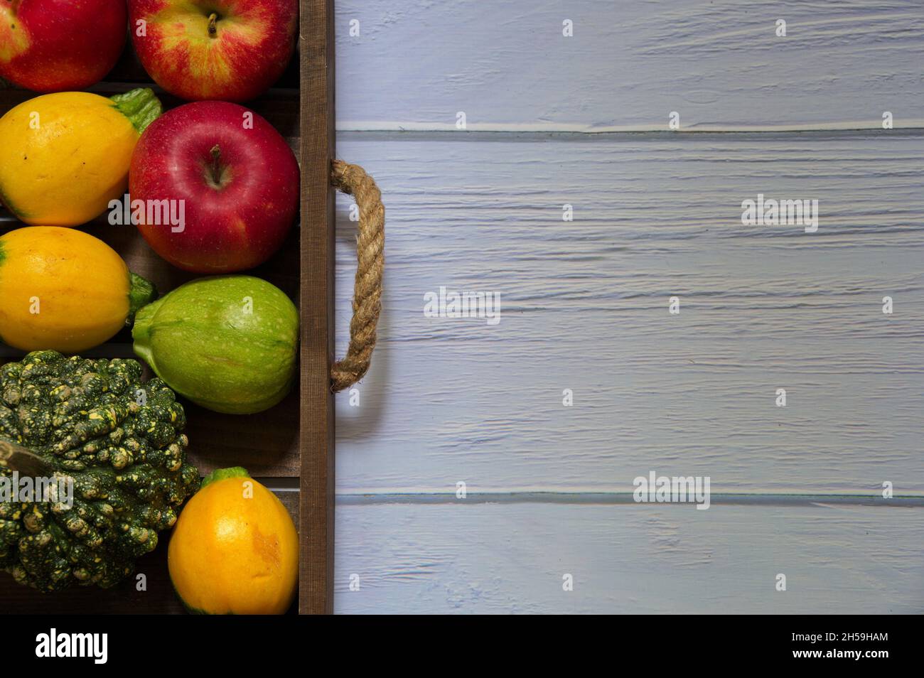 Direkt über Schuss von Kürbissen und Äpfeln auf Holzhintergrund Stockfoto