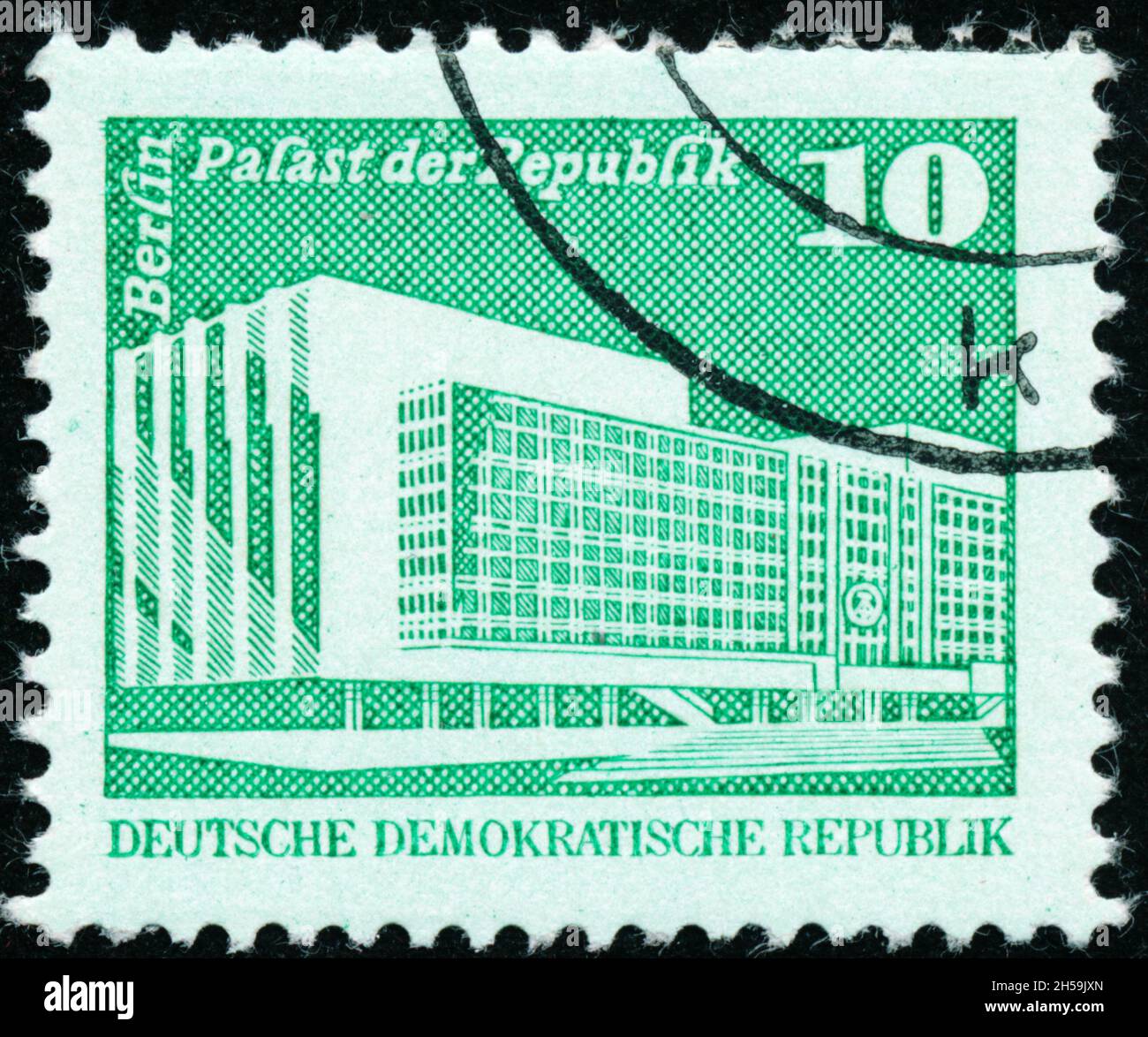 POLTAVA, UKRAINE - 8. November 2021. Die um 1980 in der DDR gedruckte Vintage-Marke zeigt Gebäude Stockfoto