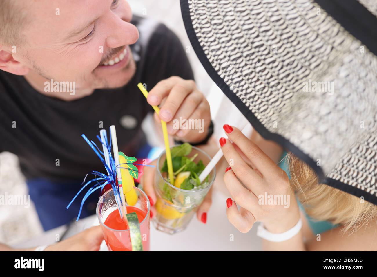 Lächelnder junger Mann flirtet mit der Dame Stockfoto