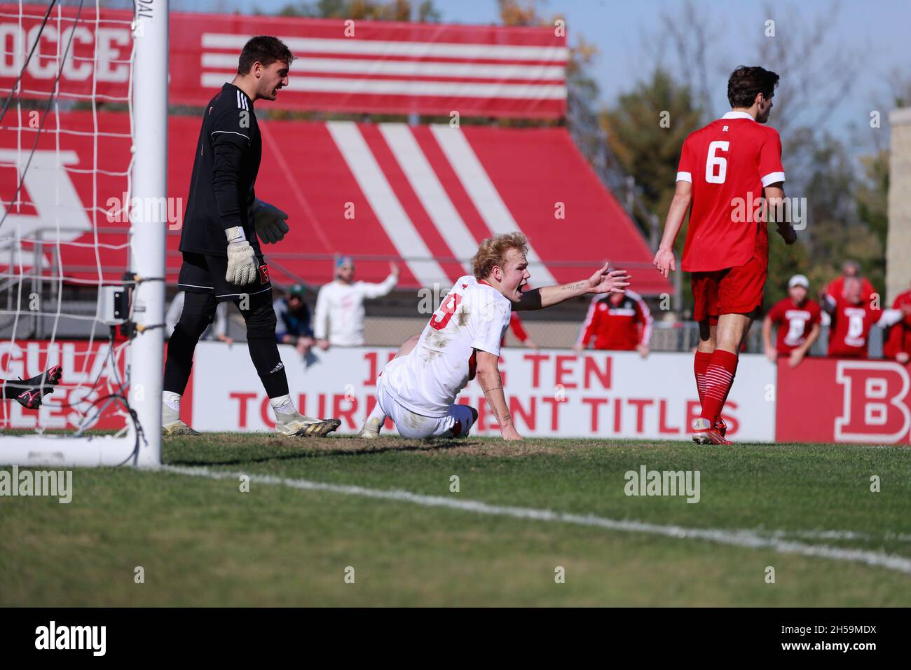 Bloomington, Usa. November 2021. Samuel Sarver (C) von der Indiana University spielt während des Fußballspiels der National Collegiate Athletic Association (NCAA) Big 10 an der Indiana University gegen Rutgers. IU schlug Rutgers 1-0. Kredit: SOPA Images Limited/Alamy Live Nachrichten Stockfoto