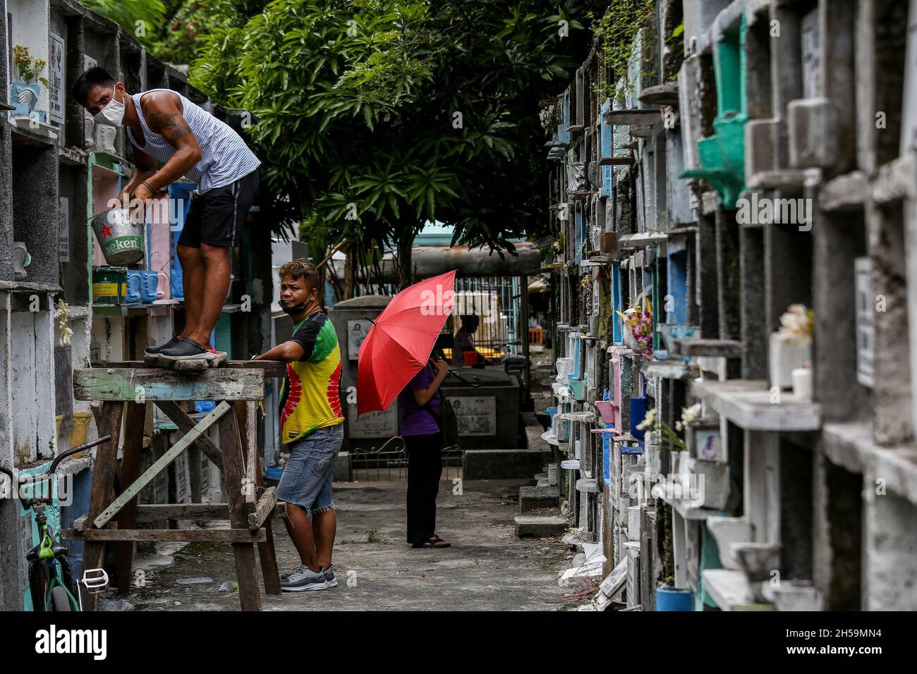 Die Menschen besuchen ihre verstorbenen Angehörigen zur Feier des Allerseelentags auf einem öffentlichen Friedhof. Quezon City, Metro Manila, Philippinen. Stockfoto