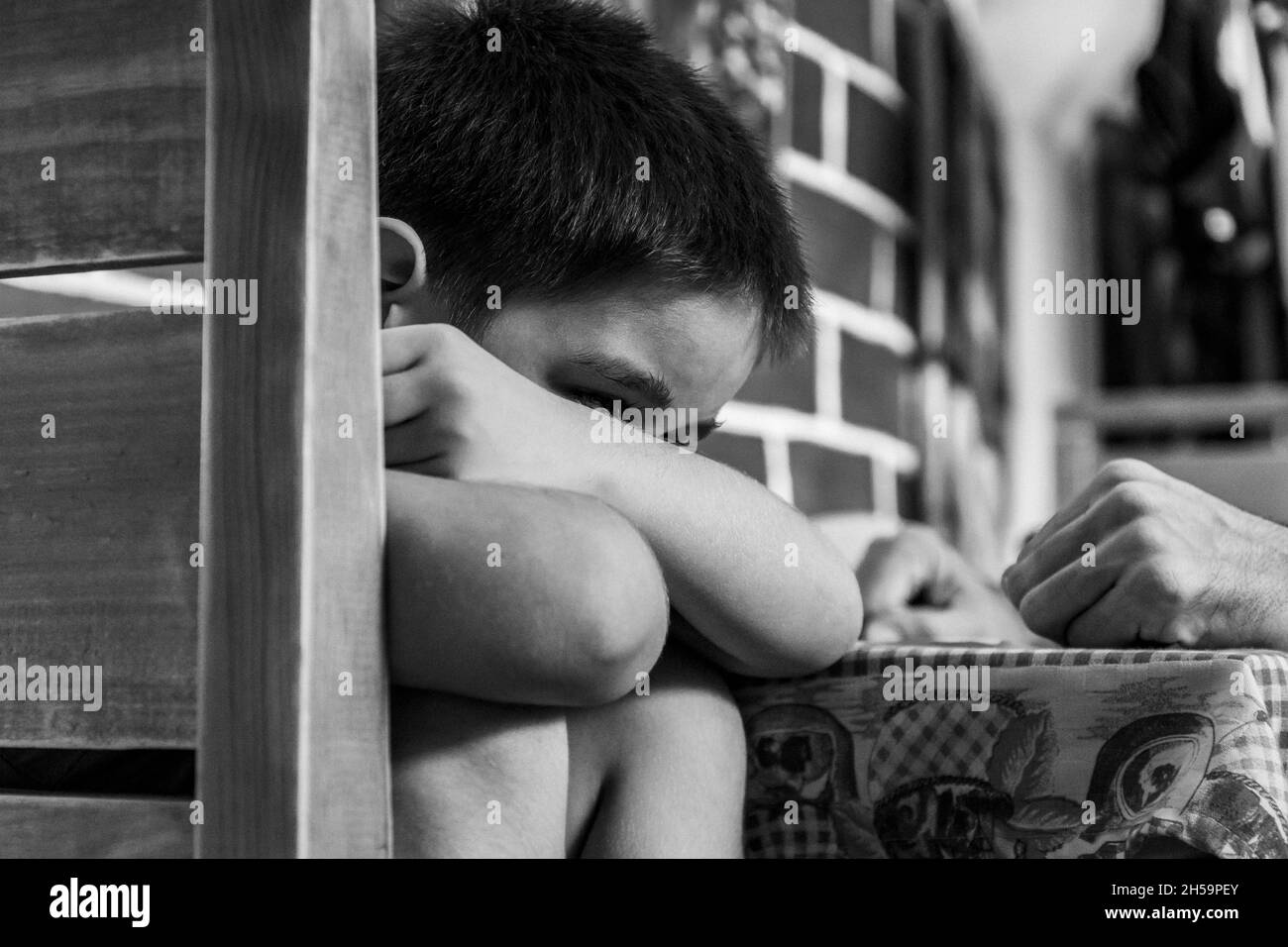 HABANA, KUBA - 04. Sep 2020: Eine Graustufenaufnahme eines verärgerten Kindes Stockfoto