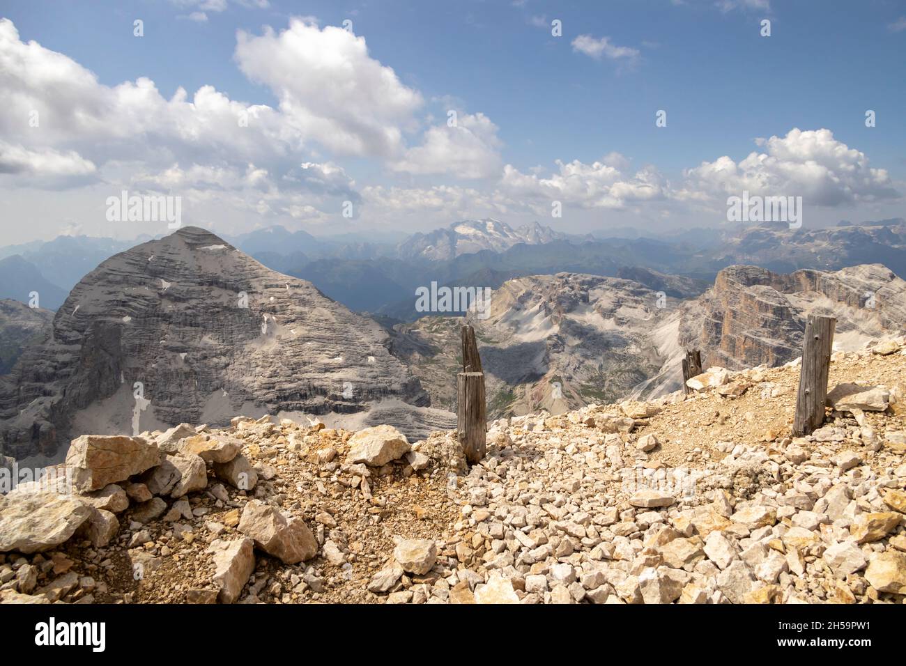 Italien Venetien - auf dem Gipfel der Tofana di Dentro. Im Hintergrund die Tofana di Rozes, der Piccolo Lagazuoi und die Marmolada Stockfoto