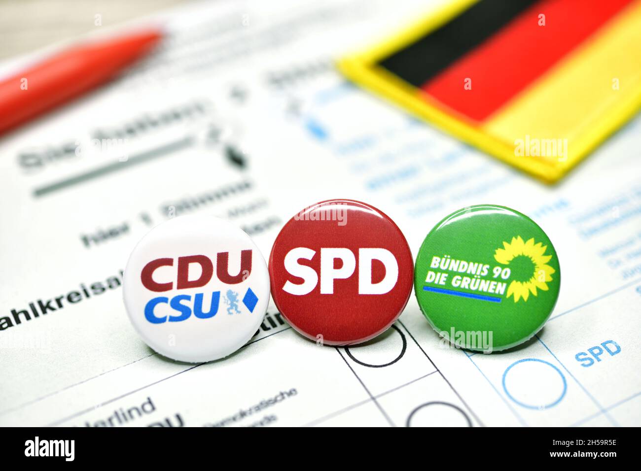 Parteien-Anstecker auf einem Stimmzettel, Koalition aus CDU, SPD und Grünen, Kenia-Koalition Stockfoto