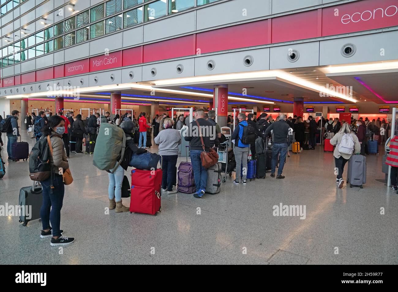 Die Passagiere stehen am T3 des Flughafens London Heathrow in der Schlange, da die USA ihre Grenzen für britische Besucher wieder öffnen, was den Reisesektor erheblich ankurbeln wird. Tausende von Reisenden starten zu lang erwarteten Treffen mit Familie und Freunden auf transatlantische Flüge. Bilddatum: Montag, 8. November 2021. Stockfoto