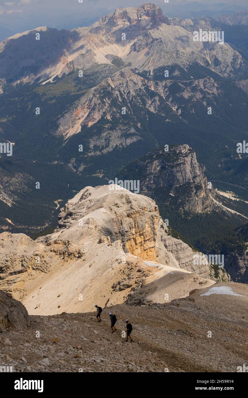 Italien Venetien - Wanderer auf der Rückreise des Formenton Ferrata. Im Hintergrund die Croda Rossa Stockfoto