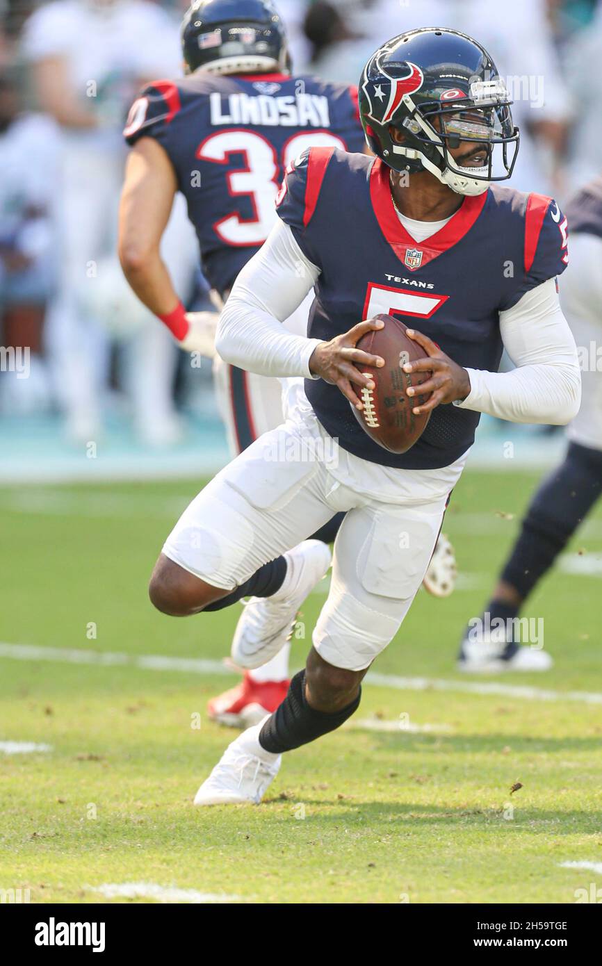 Sonntag, 7. November 2021; Miami Gardens, FL USA; Houston Texans Quarterback Tyrod Taylor (5) spielt aus und sucht nach einem Empfänger während eines NFL-Spiels gegen die Miami Dolphins im Hard Rock Stadium. Die Delfine schlugen die Texaner mit 17:9. (Kim Hukari/Bild des Sports) Stockfoto