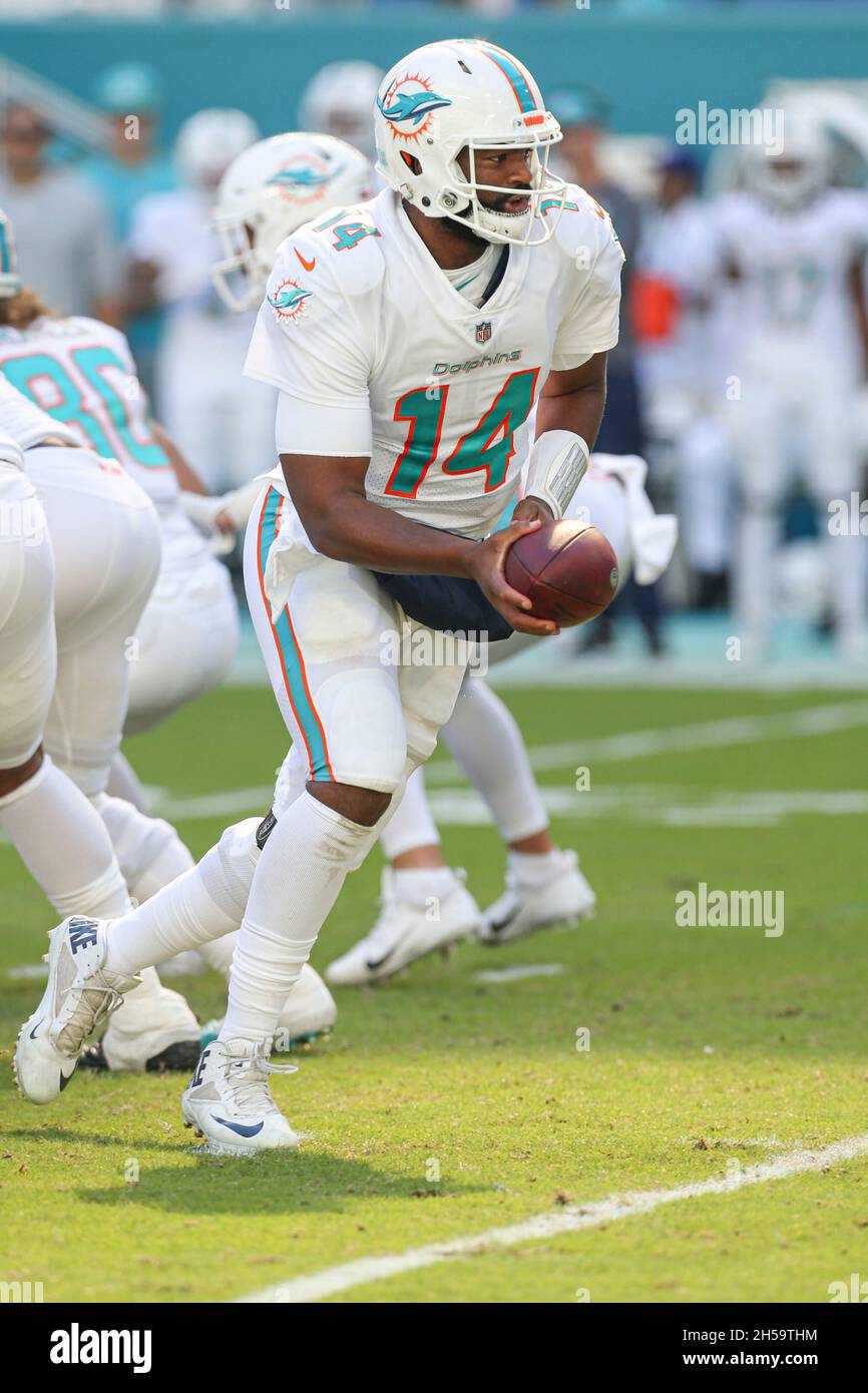 Sonntag, 7. November 2021; Miami Gardens, FL USA; der Miami Dolphins Quarterback Jacoby Brissett (14) übergibt den Ball während eines NFL-Spiels gegen die Houston Texans im Hard Rock Stadium. Die Delfine schlugen die Texaner mit 17:9. (Kim Hukari/Bild des Sports) Stockfoto