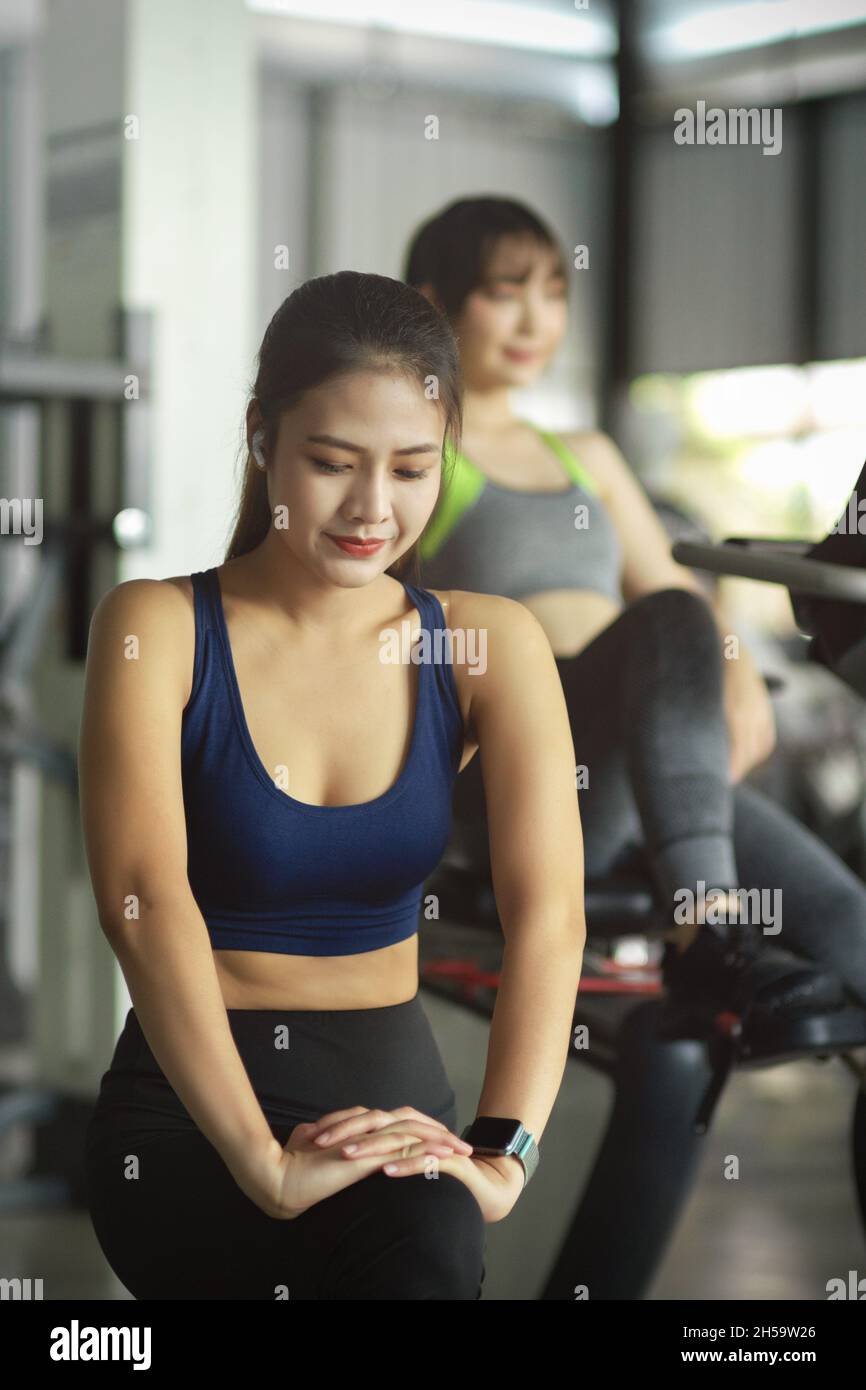 Schöne junge asiatische Frauen trainieren und strecken ihren Körper bereit für Cardio-Fitness-Programm. Stockfoto