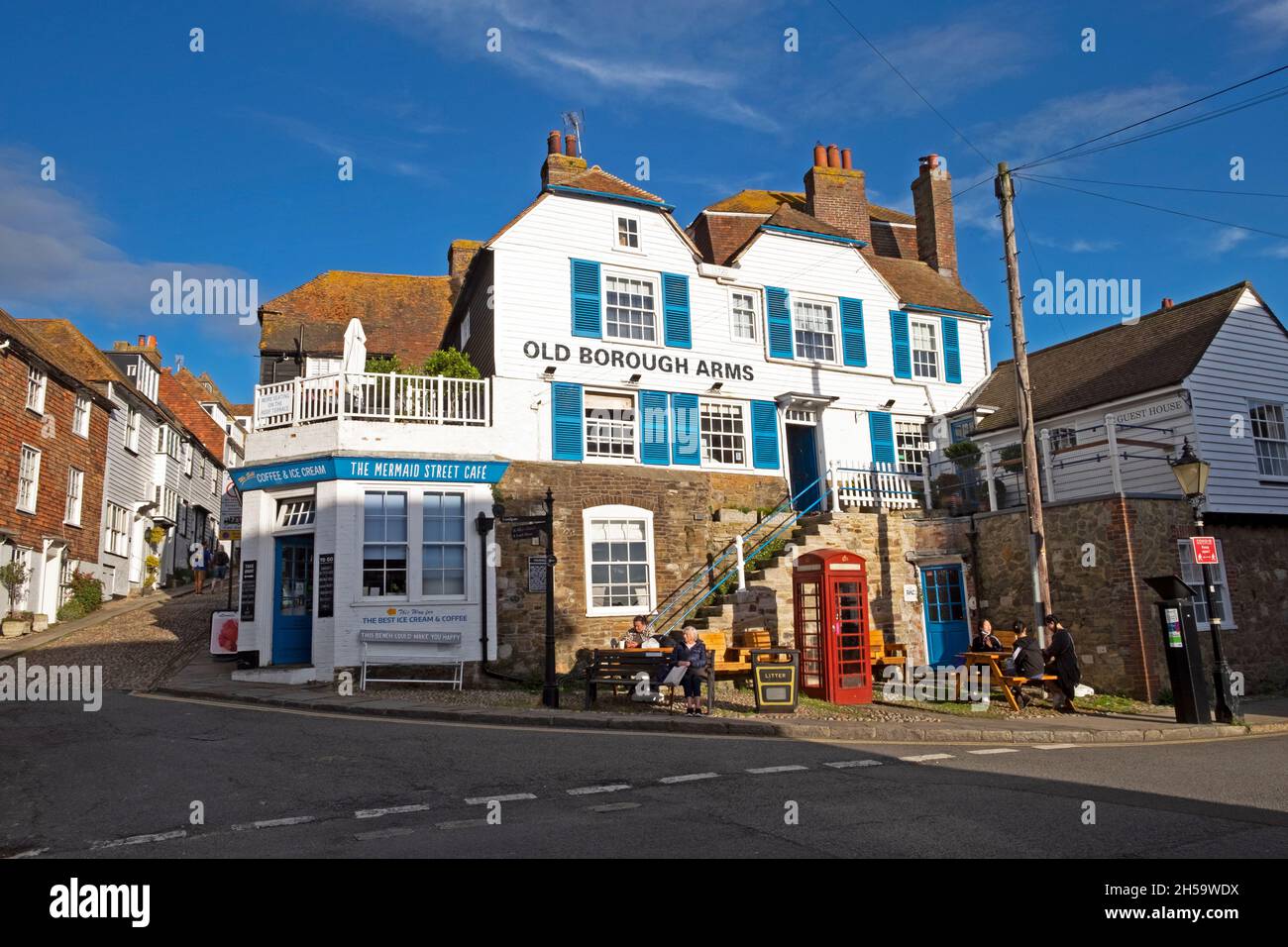 Im Herbst 2021 sitzen Menschen an Außentischen im Old Borough Arms Pub und im Mermaid Street Café in Rye East Sussex England UK, KATHY DEWITT Stockfoto