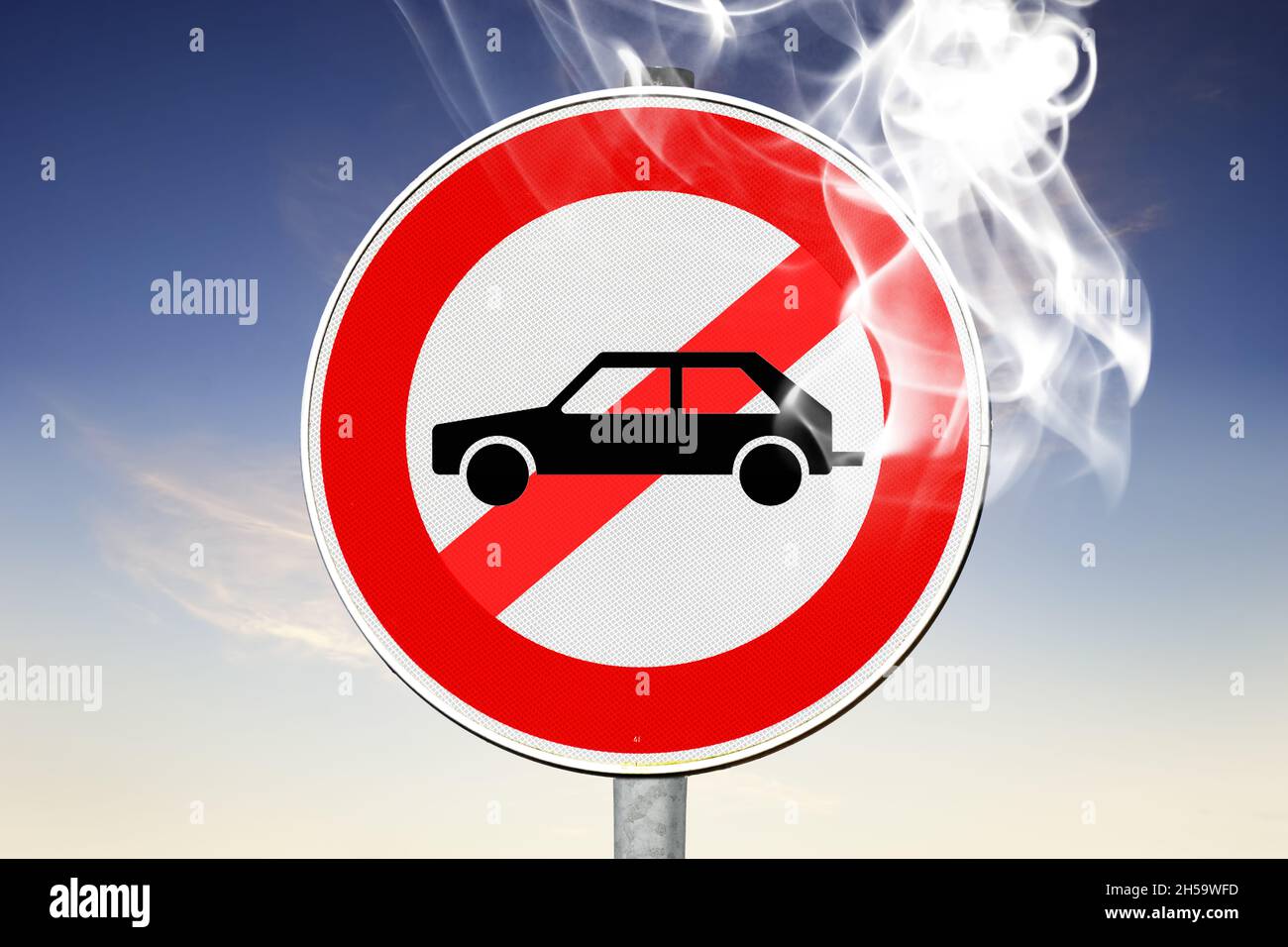 FOTOMONTAGE, Auto-Verbotsschild mit austrennendem Qualm, ab 2035 kein Verkauf von Fahrzeugen mit Verbrennungsmotoren in der EU Stockfoto