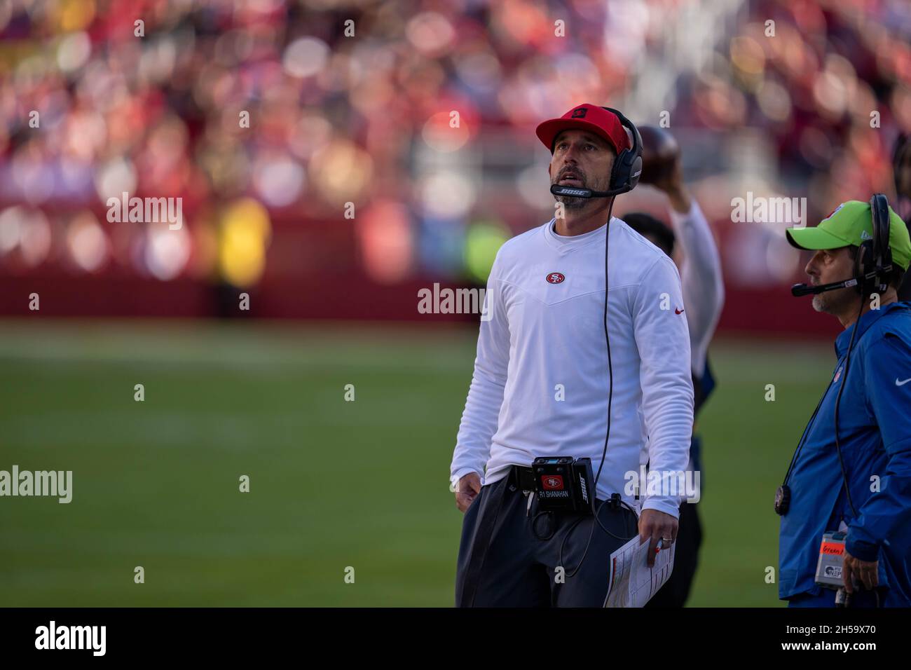 Kyle Shanahan, Cheftrainer der San Francisco 49ers, schaut sich die Aufzeichnung des Fumbles während des zweiten Quartals an Arizona Cardinalin San Francisco, Dienstag so Stockfoto