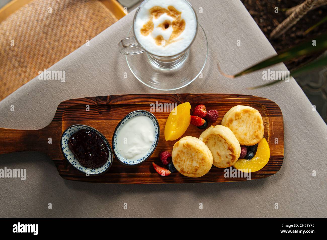 Süßes Frühstück mit Hüttenkäse-Pfannkuchen Stockfoto