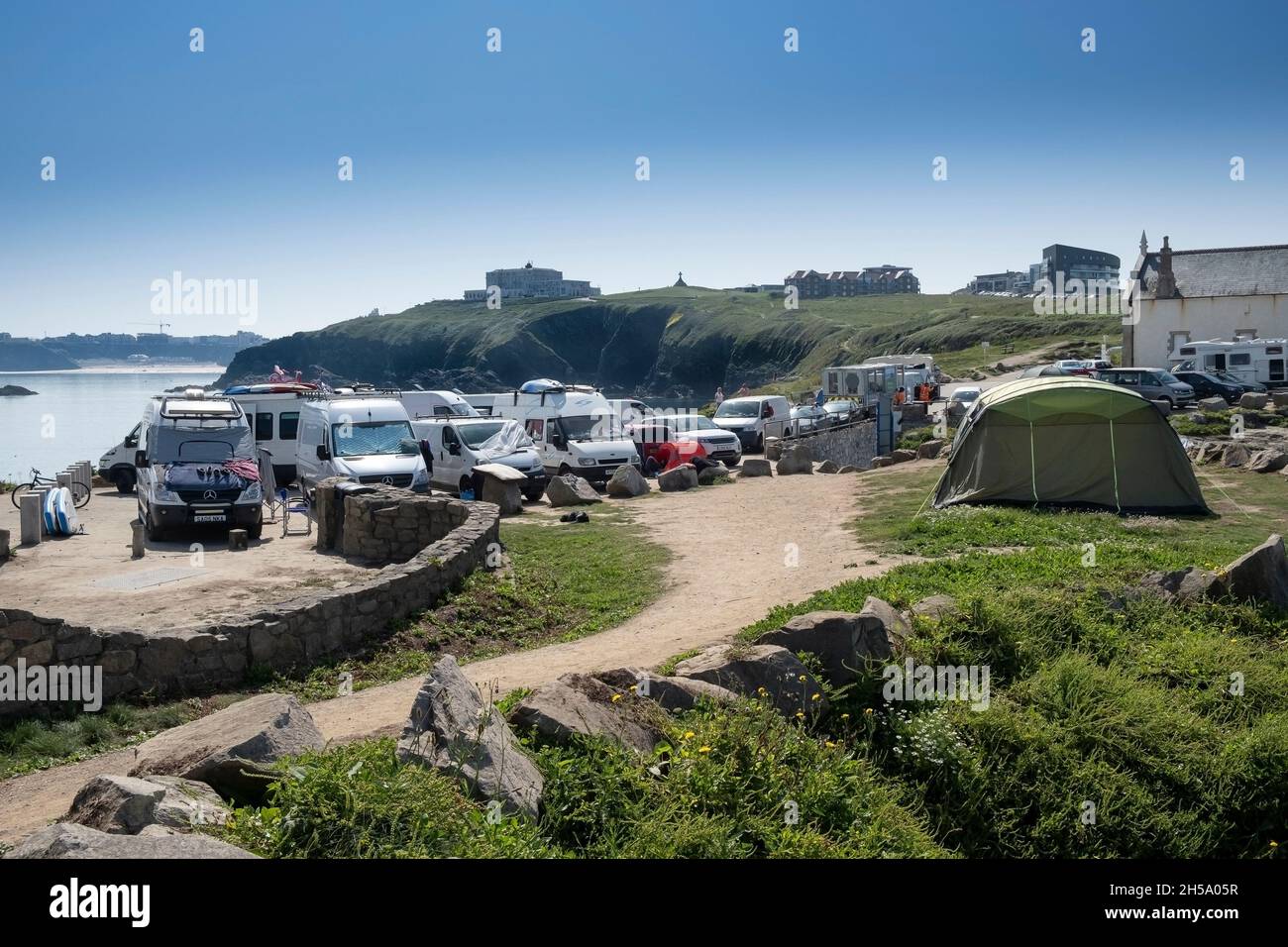 Transporter und wilde Camper verursachen Parkprobleme auf Towan Head in Newquay in Cornwall. Stockfoto