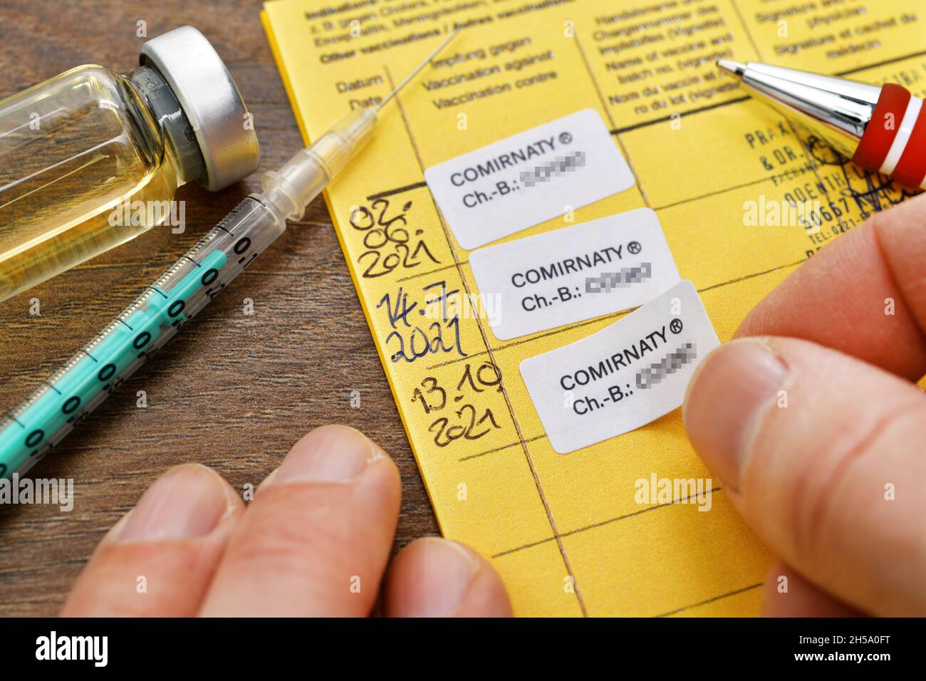 Impfpass with drei ingetragenen CoronaImpfungen, BoosterImpfung