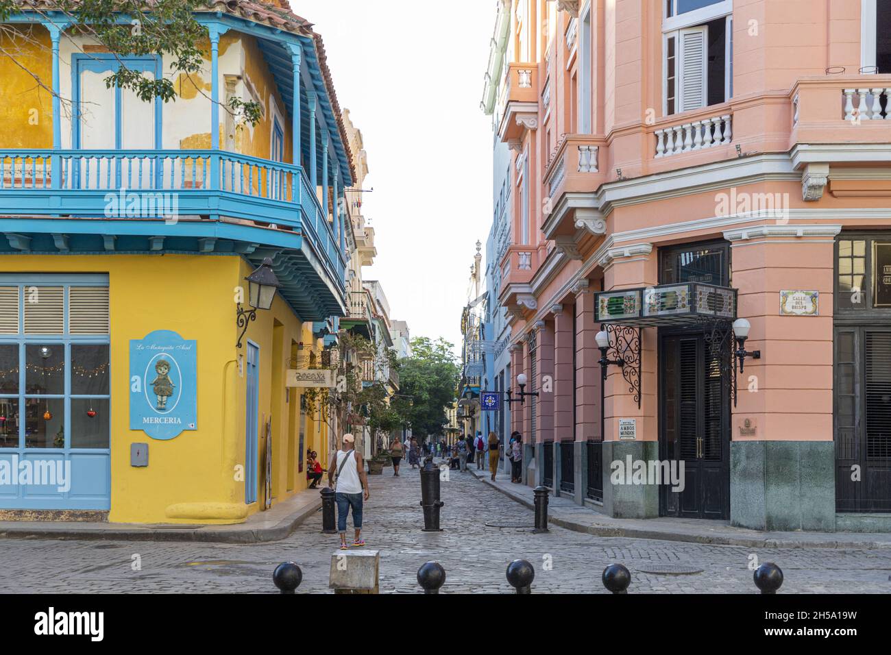 HABANA, KUBA - 05. Okt 2021: Die Calle Mercaderes, auf der rechten Seite das Hotel Ambos Mundos und auf der linken Seite das Cafe Santo Domingo Stockfoto