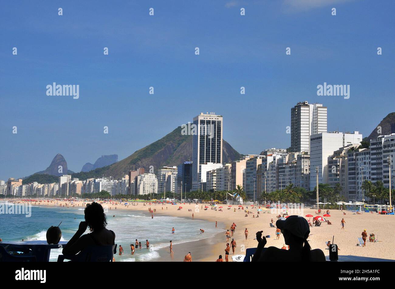 Frauen trinken auf dem Terrave eines Cafés, am Strand von der Küste von Rio de Janeiro, Brasilien Stockfoto