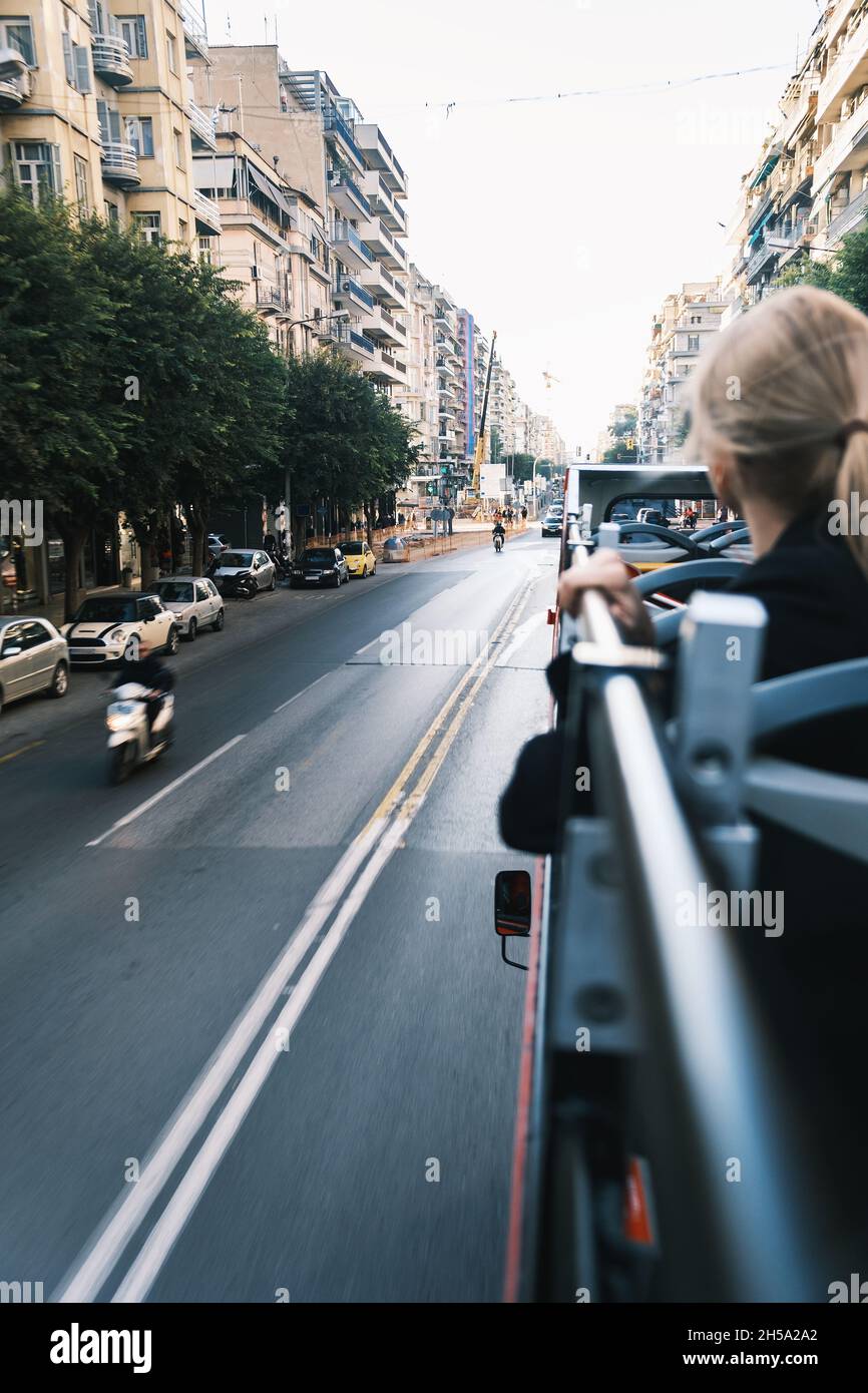 Rückansicht einer Frau im Doppeldecker-Sightseeing-Bus in Thessaloniki, Griechenland Stockfoto