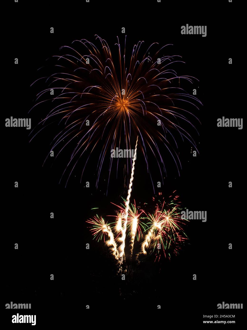 Portrait Orientierung explodierende Feuerwerk-Raketen in der Nacht. Feier, 5. November. Stockfoto