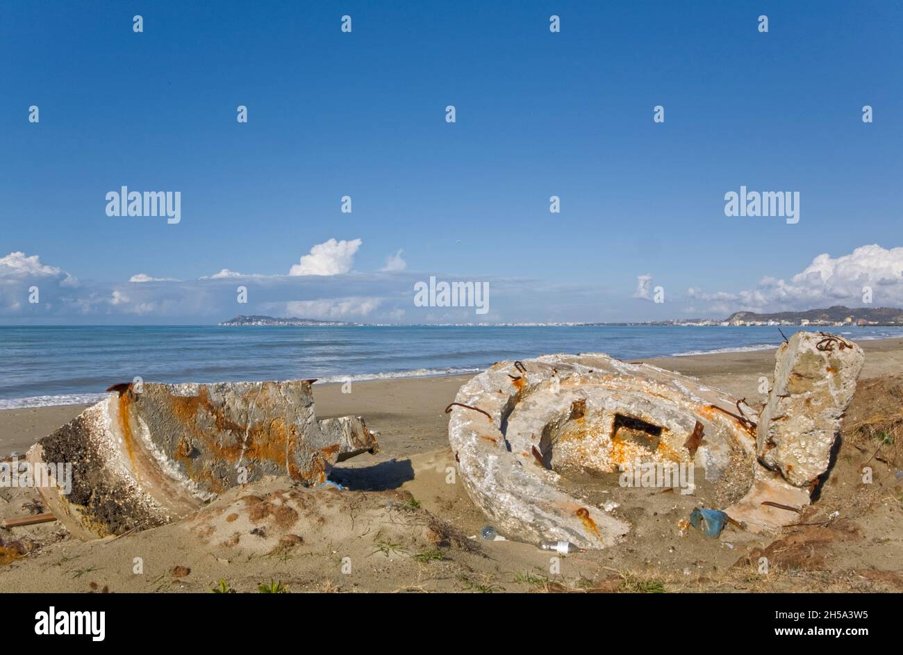 Zerbrochener Bunkergrabhof am Durres Beach. Stockfoto