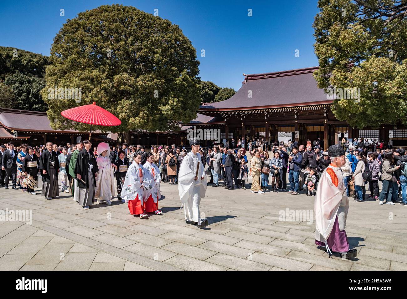 24. März 2019: Tokyo, Japan - Prozession, die Teil eines traditionellen Shinto Trauung an der Meiji Jingu-Schrein in Tokio. Stockfoto