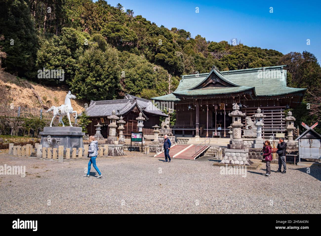 27. März 2019: Gamagori, Japan - Besucher am Katahara Shinto Schrein, Gamagori. Stockfoto