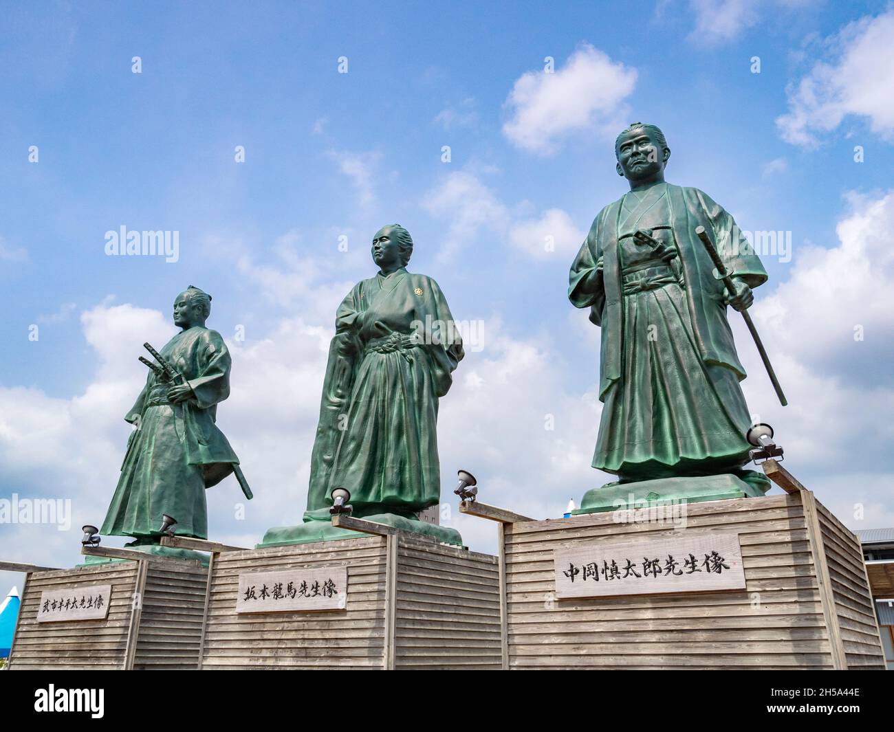 29. März 2019: Kochi City, Japan - Statuen von drei Samurai, die in der Meiji-Restauration, Sakamoto Ryoma, Takechi Hanpeita und Nakaoka prominent waren Stockfoto