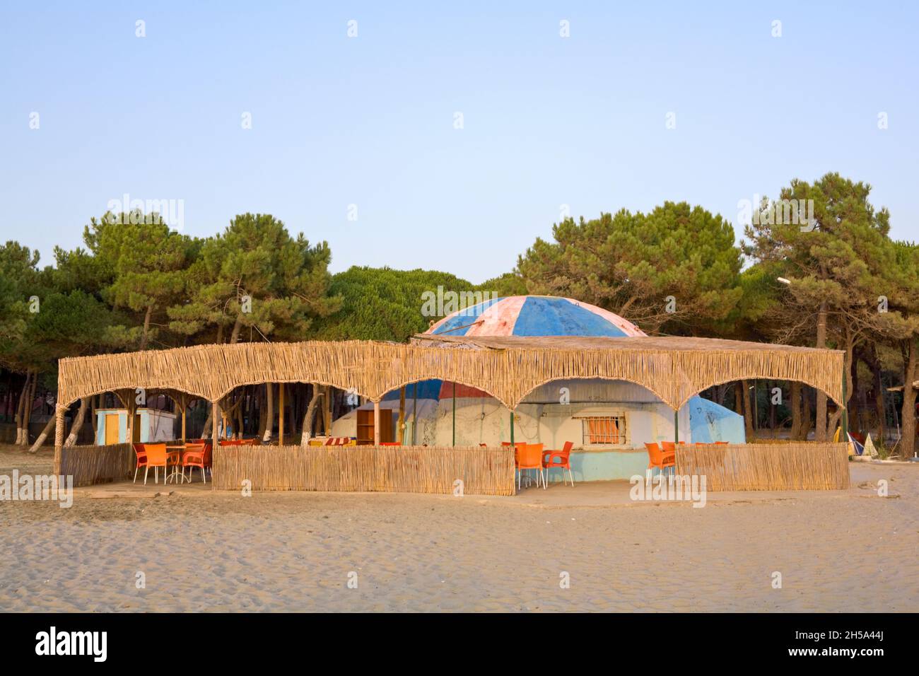 Artilleriebunker wird jetzt als Café und Strandunterkunft genutzt, Mali i Robit. Stockfoto